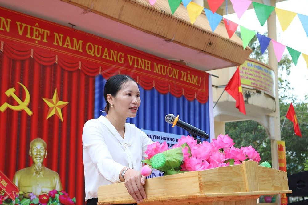 Đồng chí Trần Thị Hồng Thắm - Ủy viên Ban Chấp hành Đảng bộ huyện, Bí thư Đảng bộ xã Hương Đô đọc thư của của Chủ tịch nước gửi học sinh ngày khai trường