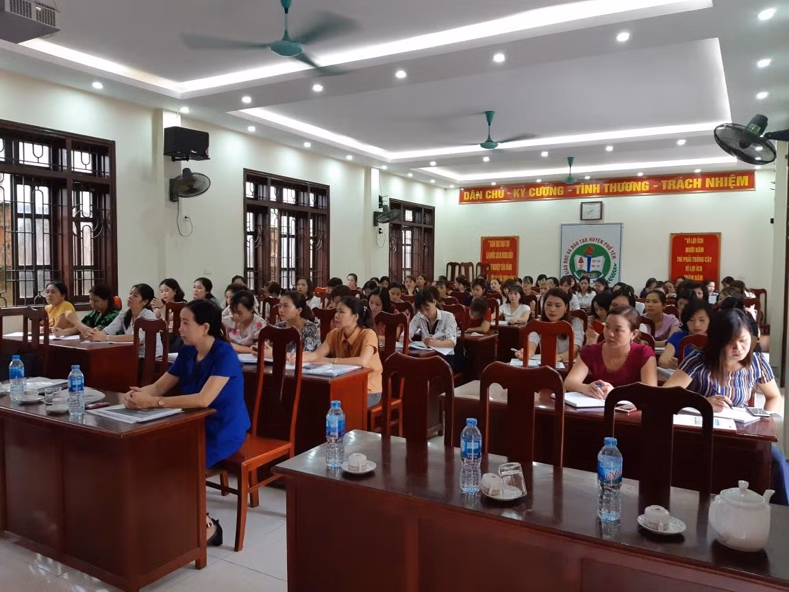Giáo viên tham gia bồi dưỡng, cập nhật kiến thức bắt buộc hằng năm, phát triển nâng cao nghề nghiệp. Ảnh minh họa: http://pgdtxphoyen.thainguyen.edu.vn Giáo viên tham gia bồi dưỡng, cập nhật kiến thức bắt buộc hằng năm, phát triển nâng cao nghề nghiệp. Ảnh minh họa: http://pgdtxphoyen.thainguyen.edu.vn