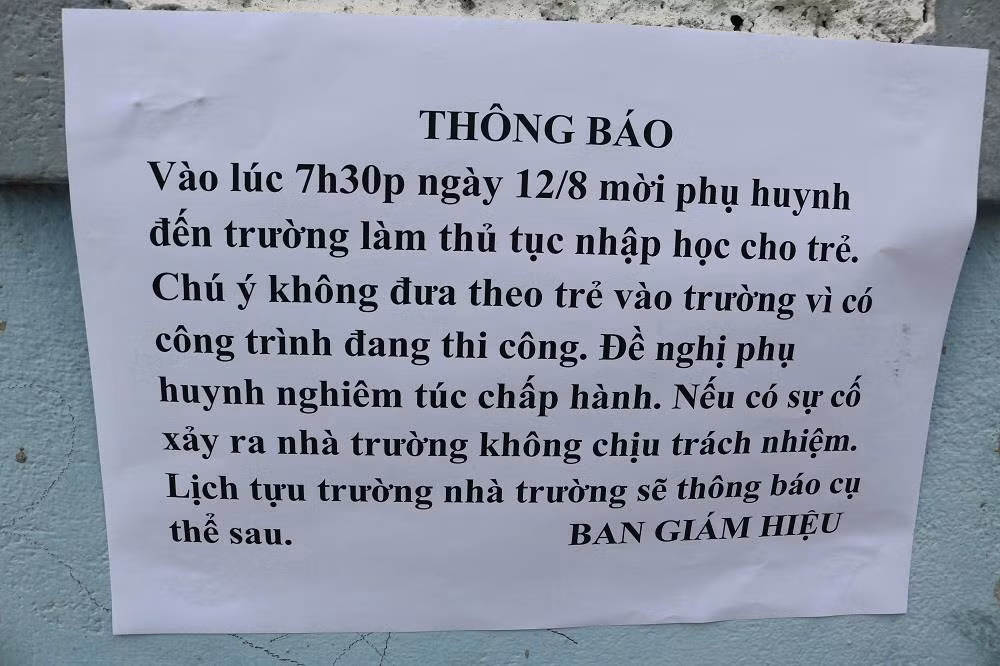 Thông báo của nhà trường dán ở cổng trường