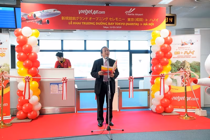 Ông Đỗ Xuân Quang, Phó tổng Giám đốc Vietjet phát biểu khai trương đường bay Tokyo-Hà Nội tại Sân bay Quốc tế Narita