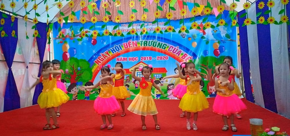Các em Trường mầm non Đức Đồng, Đức Thọ trình diễn tiết mục múa ấn tượng