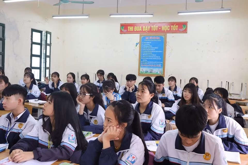 Ảnh các em trong lớp tập trung nghe các anh chị tư vấn - hướng nghiệp. Ảnh: Triệu Thị Oanh