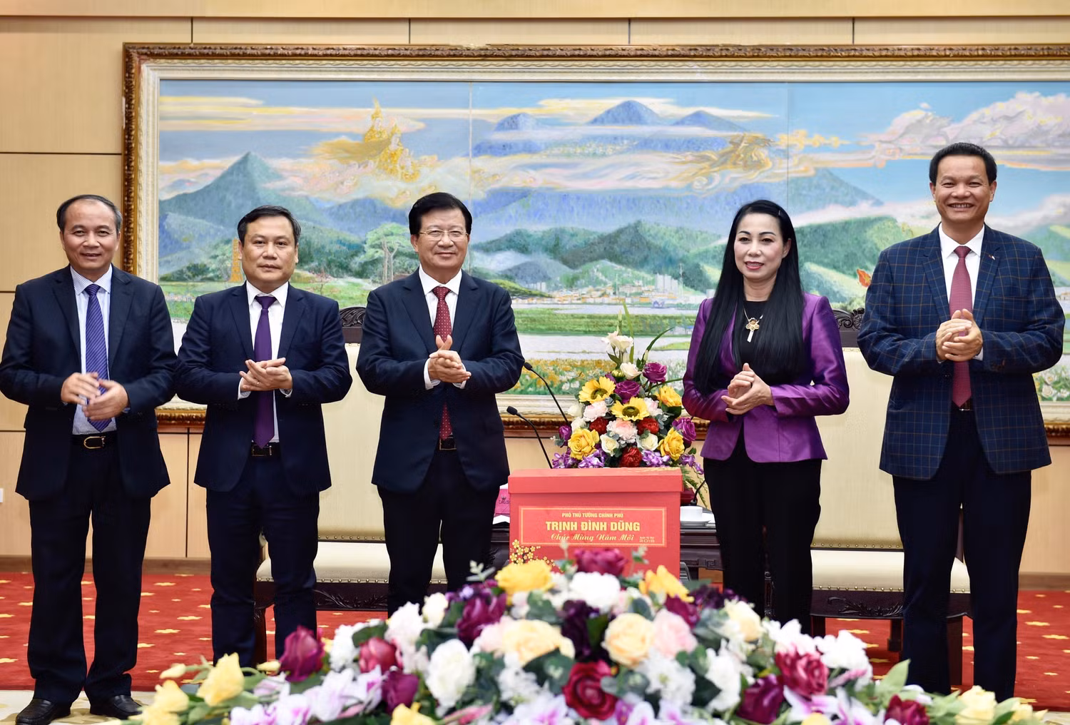 Phó Thủ tướng thăm, chúc Tết Thường trực Tỉnh uỷ, Uỷ ban Nhân dân, Hội đồng Nhân dân tỉnh Vĩnh Phúc. Ảnh: VGP/Nhật Bắc
