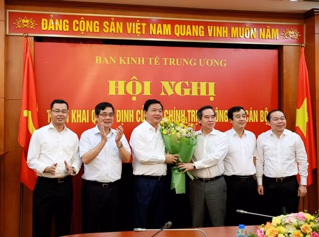 Ông Thăng được tặng hoa khi làm Phó Ban Kinh tế (Ảnh: Kinhtetrunguong.vn) Ông Thăng được tặng hoa khi làm Phó Ban Kinh tế (Ảnh: Kinhtetrunguong.vn)