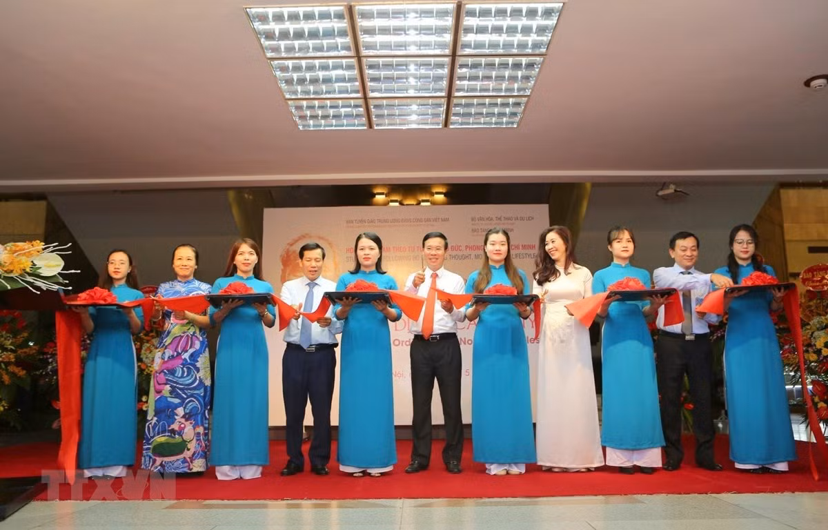 Ông Võ Văn Thưởng, Ủy viên Bộ Chính trị, Bí thư Trung ương Đảng, Trưởng Ban Tuyên giáo và các đại biểu cắt băng khai mạc triển lãm. (Ảnh: Thành Đạt/TTXVN)