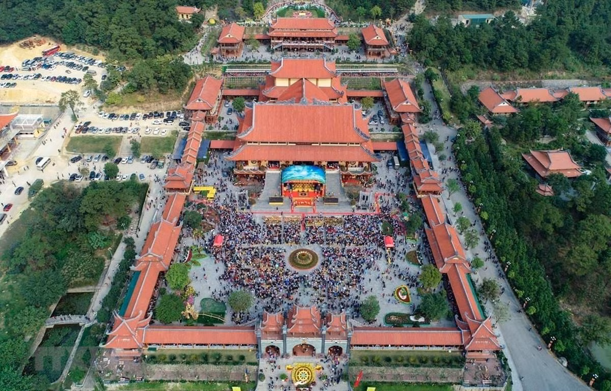 Chùa Ba Vàng tọa lạc trên lưng chừng núi Thành Đẳng, thuộc Phường Quang Trung (thành phố Uông Bí, Quảng Ninh). (Ảnh: TTXVN) Chùa Ba Vàng tọa lạc trên lưng chừng núi Thành Đẳng, thuộc Phường Quang Trung (thành phố Uông Bí, Quảng Ninh). (Ảnh: TTXVN)