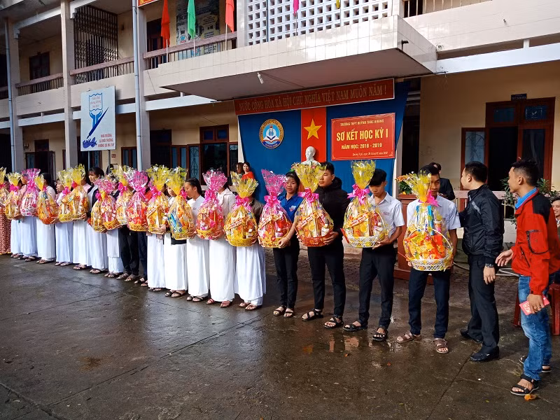 Nhóm thiện nguyện đường xa trao tặng 22 suất quà và tiền mặt cho học sinh có hoàn cảnh khó khăn Nhóm thiện nguyện đường xa trao tặng 22 suất quà và tiền mặt cho học sinh có hoàn cảnh khó khăn