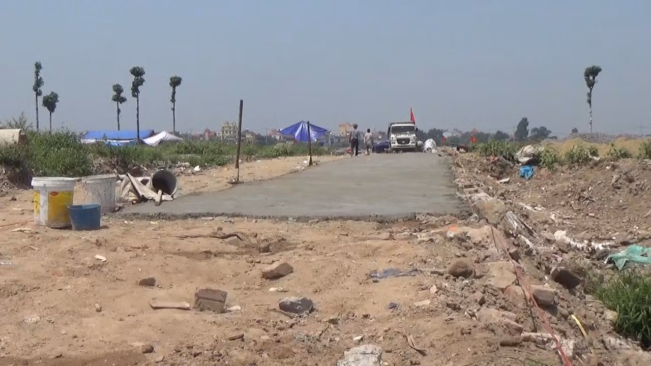 Người dân tự mang nguyên vật liệu đến làm đường trên đất dự án đã được quy hoạch