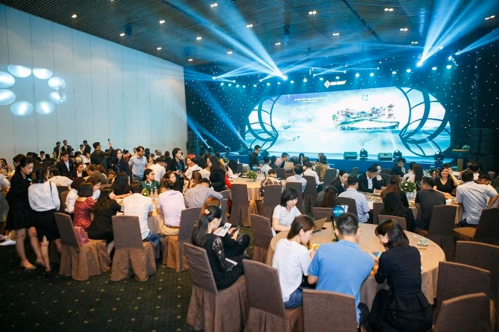 Toàn bộ khán phòng Trung tâm hội nghị Gem Center tại Thành phố Hồ Chí Minh chật kín nhà đầu tư Toàn bộ khán phòng Trung tâm hội nghị Gem Center tại Thành phố Hồ Chí Minh chật kín nhà đầu tư