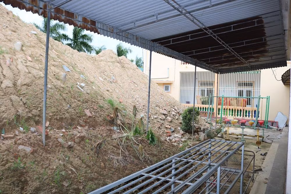 Công trình 4 phòng học, bếp ăn đã qua 3 kỳ khai giảng vẫn chưa xong