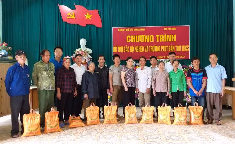 Các hộ gia đình có hoàn cảnh đặc biệt khó khăn của xã Minh An, mỗi hộ được nhận 20 cân gạo.