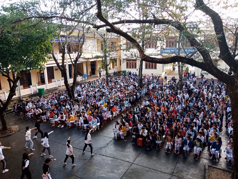 Tiết mục văn nghệ của học sinh Trường Trung học phổ thông Huỳnh Thúc Kháng, thành phố Quảng Ngãi trong Lễ sơ kết học kỳ 1 năm học 2018-2019 Tiết mục văn nghệ của học sinh Trường Trung học phổ thông Huỳnh Thúc Kháng, thành phố Quảng Ngãi trong Lễ sơ kết học kỳ 1 năm học 2018-2019