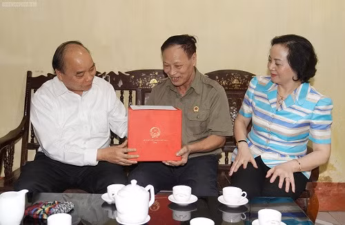 Thủ tướng thăm hỏi, tặng quà ông Phạm Văn Tín, 69 tuổi, thương binh hạng 1/4. Ảnh: VGP/Quang Hiếu Thủ tướng thăm hỏi, tặng quà ông Phạm Văn Tín, 69 tuổi, thương binh hạng 1/4. Ảnh: VGP/Quang Hiếu