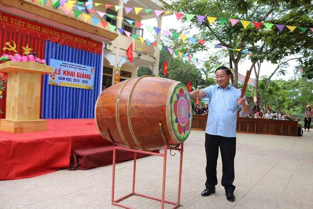 Ông Lê Đình Sơn, Ủy viên Ban Chấp hành Trung ương Đảng, Bí thư tỉnh ủy, Chủ tịch Hội đồng nhân dân tỉnh Hà Tĩnh, đánh trống khai giảng năm học mới