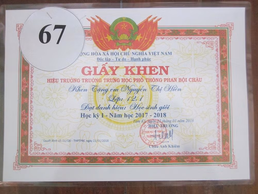 Những tấm giấy khen ghi nhận thành tích học tập của Hiền và các em.