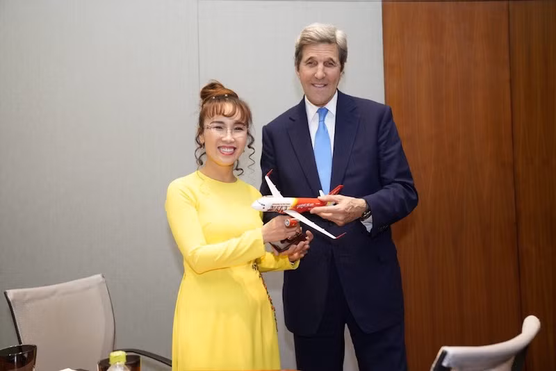 Cựu Ngoại trưởng Mỹ John Kerry và nữ tỷ phú Việt Nam.