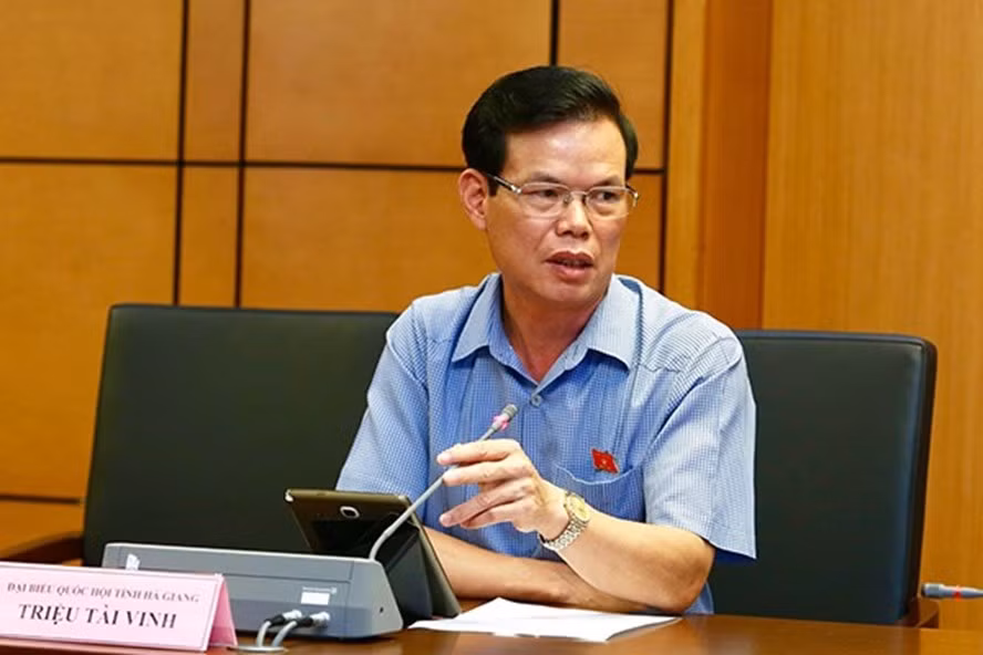 Bí thư Tỉnh uỷ Hà Giang Triệu Tài Vinh thảo luận tại tổ sáng 22/5. Ảnh: Laodong.vn Bí thư Tỉnh uỷ Hà Giang Triệu Tài Vinh thảo luận tại tổ sáng 22/5. Ảnh: Laodong.vn