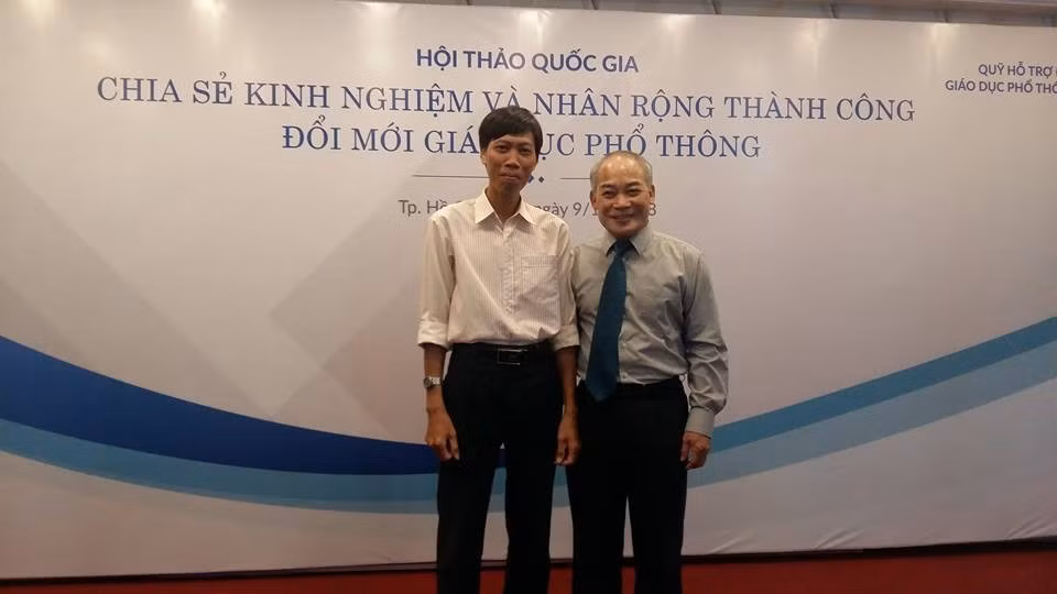 Thầy Phạm Đức Khương và Thứ trưởng Bộ Giáo dục và Đào tạo Nguyễn Vinh Hiển, tại hội thảo Quốc gia