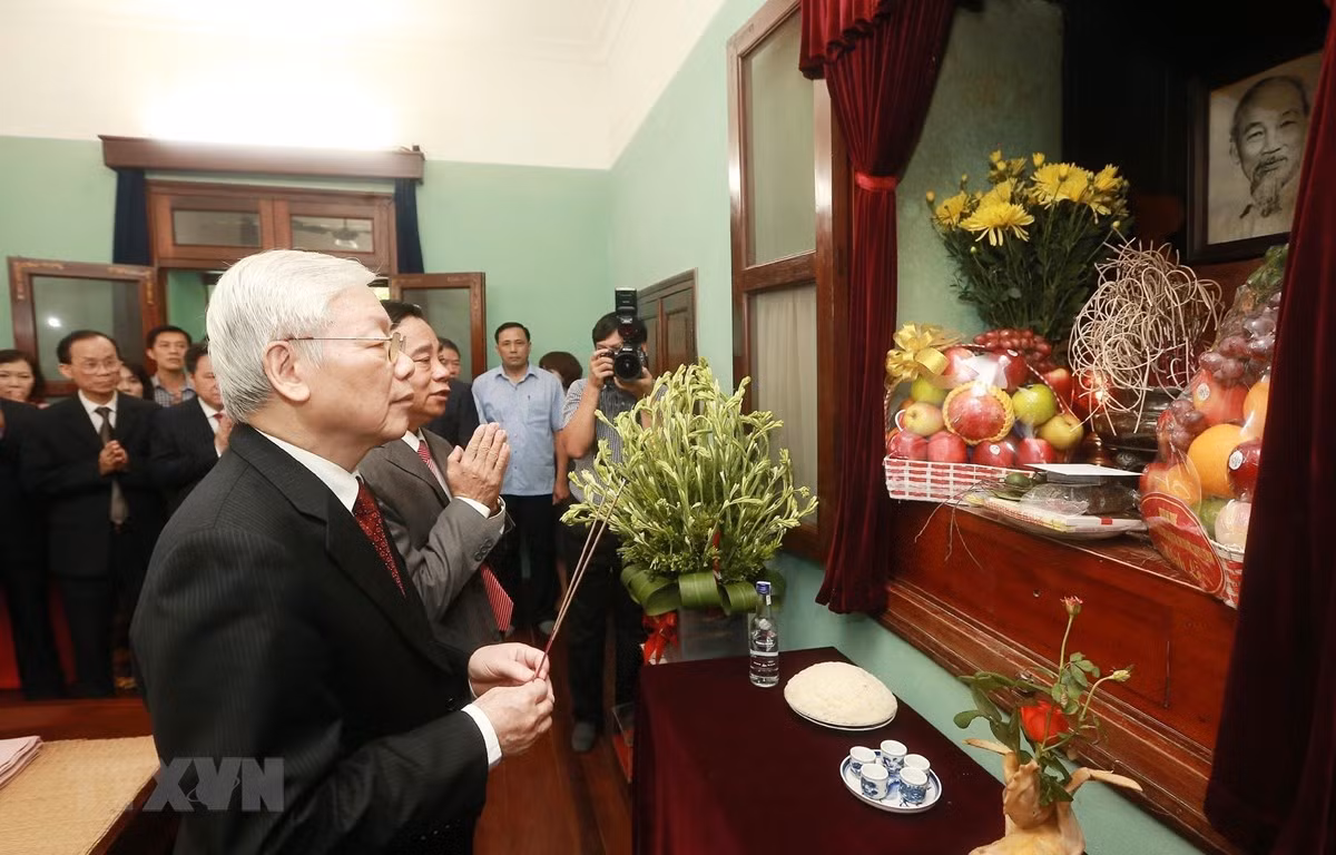 Tổng Bí thư, Chủ tịch nước Nguyễn Phú Trọng kính cẩn dâng hương, tưởng nhớ và tri ân công lao to lớn của Chủ tịch Hồ Chí Minh. (Ảnh: Lâm Khánh/TTXVN)