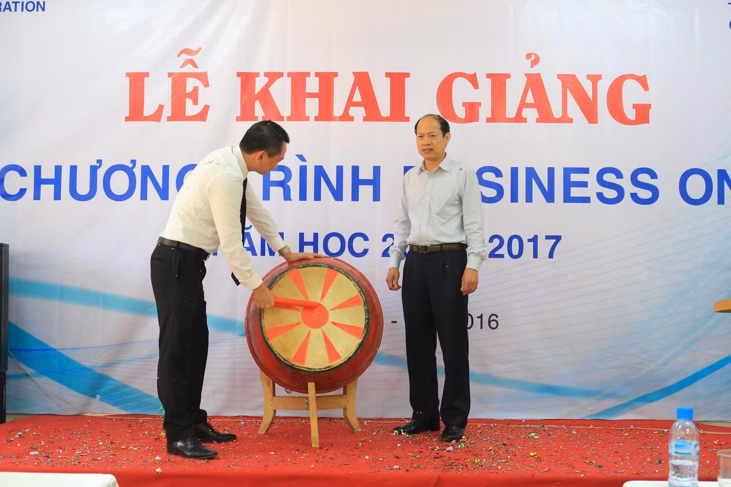 Hình ảnh thầy Ngô Minh Tuấn đánh trống khai giảng tại Summer Tour