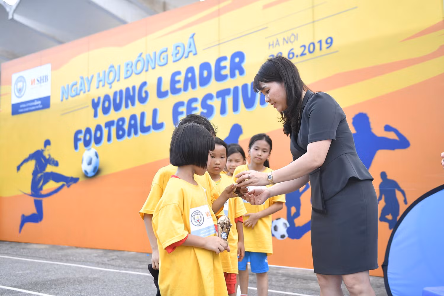 Tham dự và phát biểu, bà Ninh Thị Lan Phương - Phó Tổng giám đốc Ngân hàng SHB chia sẻ: "Ngày hội bóng đá giao hữu lần này cùng với những khóa đào tạo Nhà lãnh đạo trẻ mà SHB và MCFC đồng tổ chức thời gian vừa qua là hoạt động cụ thể hóa những mục tiêu vì cộng đồng mà SHB luôn theo đuổi "