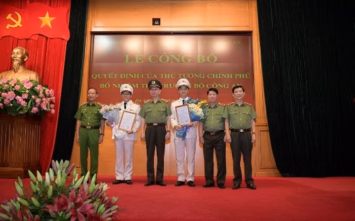 Bộ trưởng Tô Lâm cùng các đồng chí Thứ trưởng Bộ Công an tặng hoa, chúc mừng hai tân Thứ trưởng Lương Tam Quang và Nguyễn Duy Ngọc.