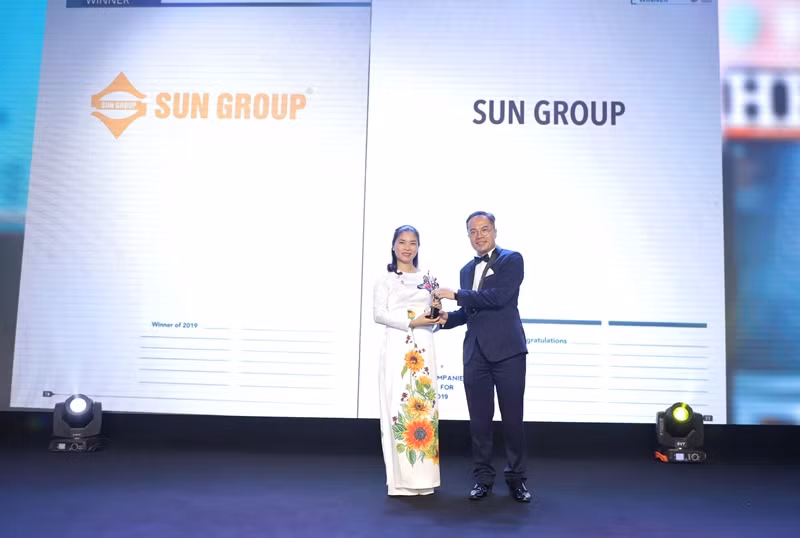 Bà Trần Thị Mỹ Hạnh – Phó Tổng Giám đốc Sun Group nhận giải thưởng Doanh nghiệp có môi trường làm việc tốt nhất châu Á