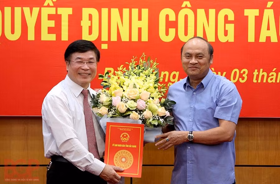 Phó Chủ tịch Thường trực Uỷ ban Nhân dân tỉnh Bắc Giang - ông Lại Thanh Sơn trao quyết định và chúc mừng đồng chí Nguyễn Văn Nghĩa.