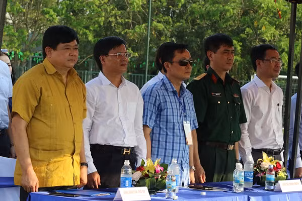 Các đại biểu tham dự lễ khai mạc Các đại biểu tham dự lễ khai mạc