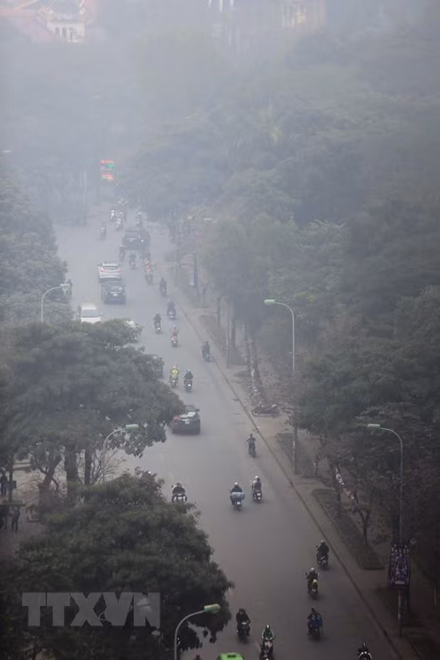 Phố Lê Thánh Tông quận Hoàn Kiếm chìm trong làn sương bụi mờ ảo. (Ảnh: Trọng Đạt/TTXVN)
