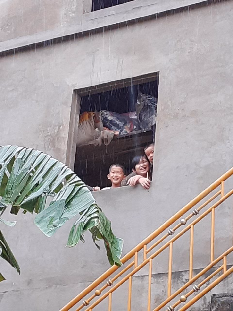 Ngày khai giảng qua cửa sổ, các em ngắm nhìn nước lũ mênh mông.