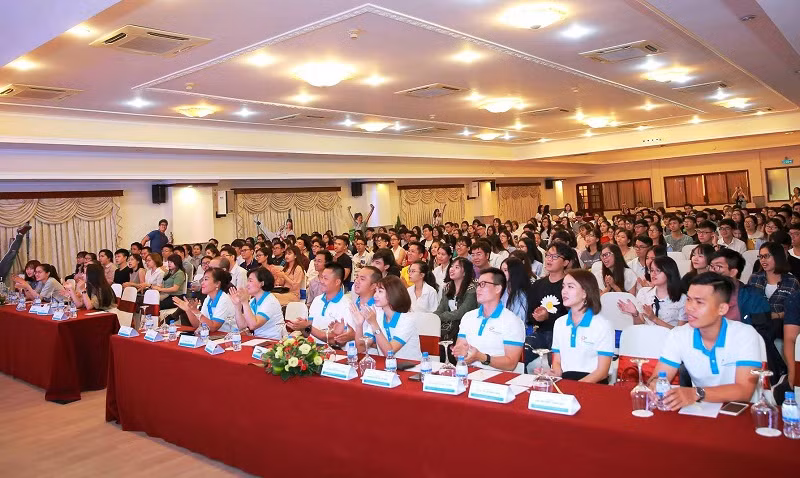 Các bạn trẻ tham gia buổi đối thoại về nghề nghiệp.