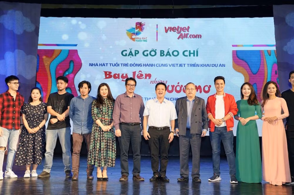 Lãnh đạo Vietjet, lãnh đạo Nhà hát Tuổi trẻ và các nghệ sĩ