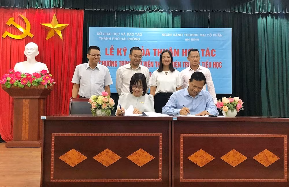 Bà Nguyễn Thị Hương – Phó Tổng Giám đốc ABBANK và Ông Nguyễn Xuân Trường – Giám đốc Sở Giáo dục &amp; Đào tạo Hải Phòng cùng ký kết hợp tác Dự án Thư viện thân thiện.