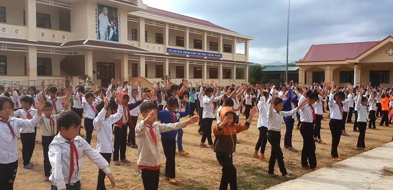 Hàng trăm học sinh trường Tiểu học Cư Pui 2 vui mừng vì được học trong những phòng học khang trang