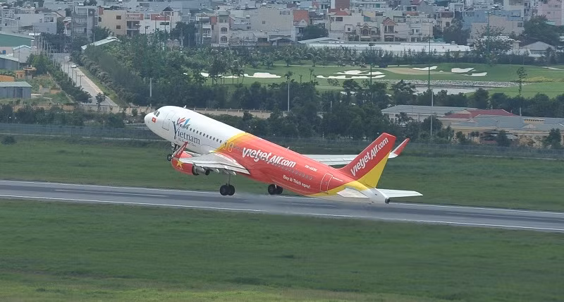 Vietjet cung cấp dịch vụ vận chuyển mai, đào (dạng cành) cho các chuyến bay có thời gian bay từ 15/01 đến 20/02/2019 trên các chuyến bay nội địa đi và đến từ Hà Nội, Thành phố Hồ Chí Minh, Đà Lạt, Đà Nẵng với mức phí là 450.000 đồng/bó (*).