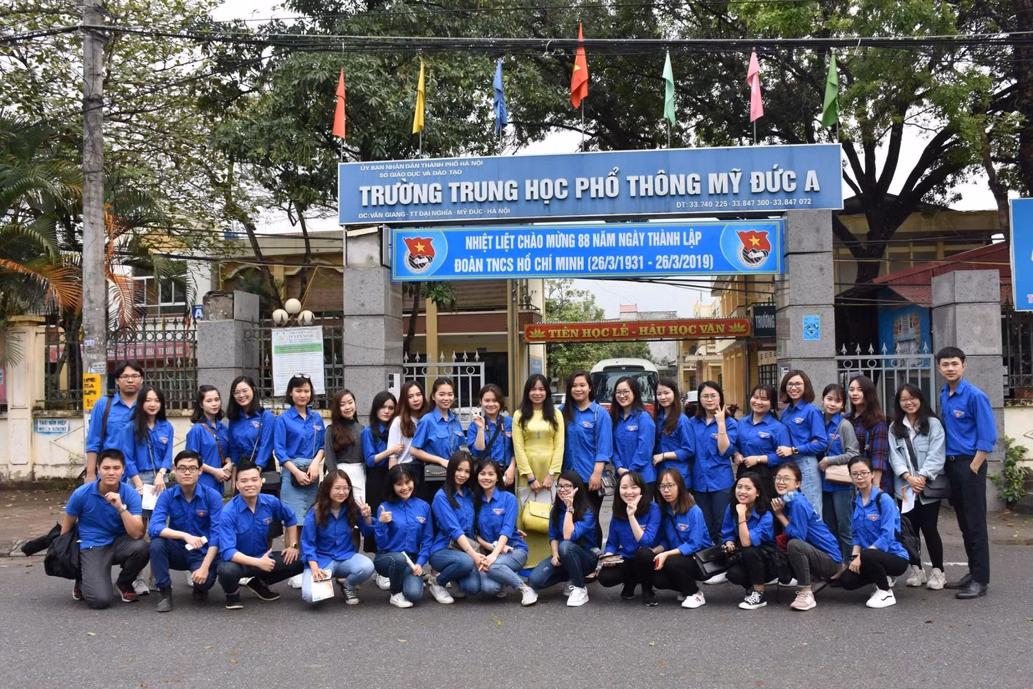 Cả đoàn tôi tại trường Trung học phổ thông Mỹ Đức A. Ảnh: Mai Nghiêm