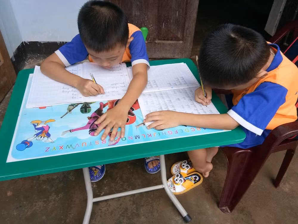 Dỗ mãi 2 con ông Cường (Hương Thủy) mới chịu ngồi vào bàn học