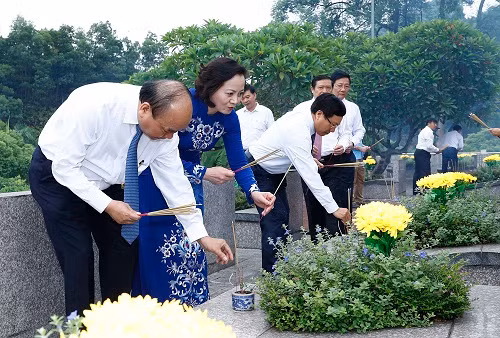 Thủ tướng và đoàn dâng hương tri ân các Anh hùng, liệt sĩ tại Nghĩa trang Liệt sĩ Trung tâm tỉnh Yên Bái. Ảnh: VGP/Quang Hiếu Thủ tướng và đoàn dâng hương tri ân các Anh hùng, liệt sĩ tại Nghĩa trang Liệt sĩ Trung tâm tỉnh Yên Bái. Ảnh: VGP/Quang Hiếu