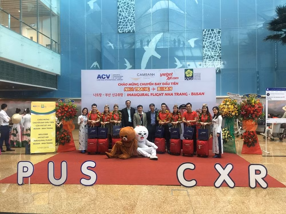 Đại diện Nhà ga Quốc tế Cam Ranh, công ty cổ phần mặt đất Sài Gòn và đại diện Vietjet chụp ảnh cùng đoàn tiếp viên của chuyến bay khai trương