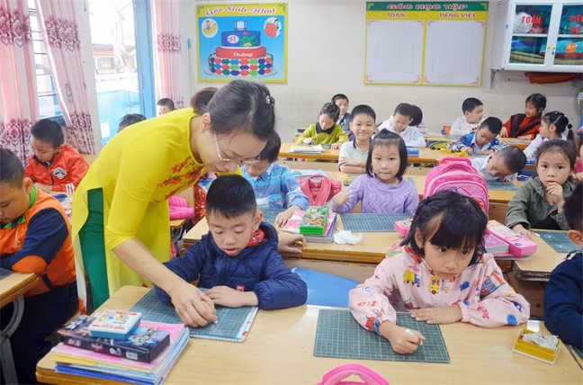 Trước khi ném đá thầy cô và ngành giáo dục, hãy chậm lại vài giây. Ảnh minh họa: Báo Điện tử Phụ nữ Thành phố Hồ Chí Minh Trước khi ném đá thầy cô và ngành giáo dục, hãy chậm lại vài giây. Ảnh minh họa: Báo Điện tử Phụ nữ Thành phố Hồ Chí Minh