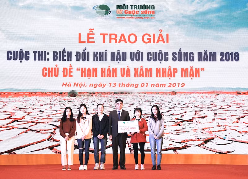 Ông Nguyễn Hùng Thắng – Tổng thư ký tòa soạn, Tạp chí Môi trường và Cuộc sống trao giải tác phẩm được đọc nhiều nhất và giải thưởng clip được xem nhiều nhất. Ông Nguyễn Hùng Thắng – Tổng thư ký tòa soạn, Tạp chí Môi trường và Cuộc sống trao giải tác phẩm được đọc nhiều nhất và giải thưởng clip được xem nhiều nhất.