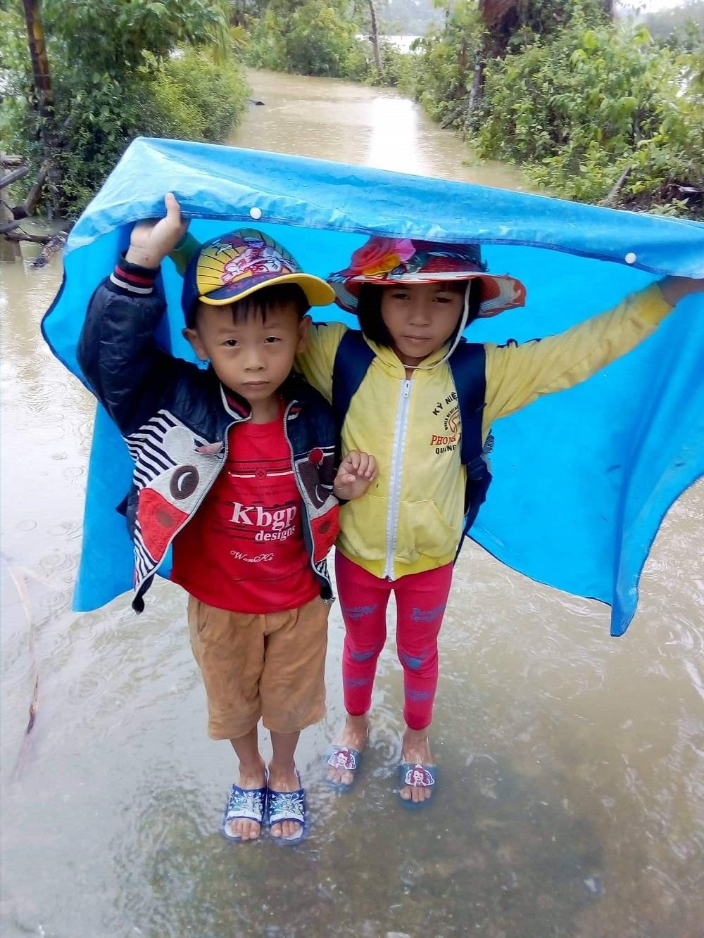 Ngày khai giảng trong mưa lũ ở Hà Tĩnh