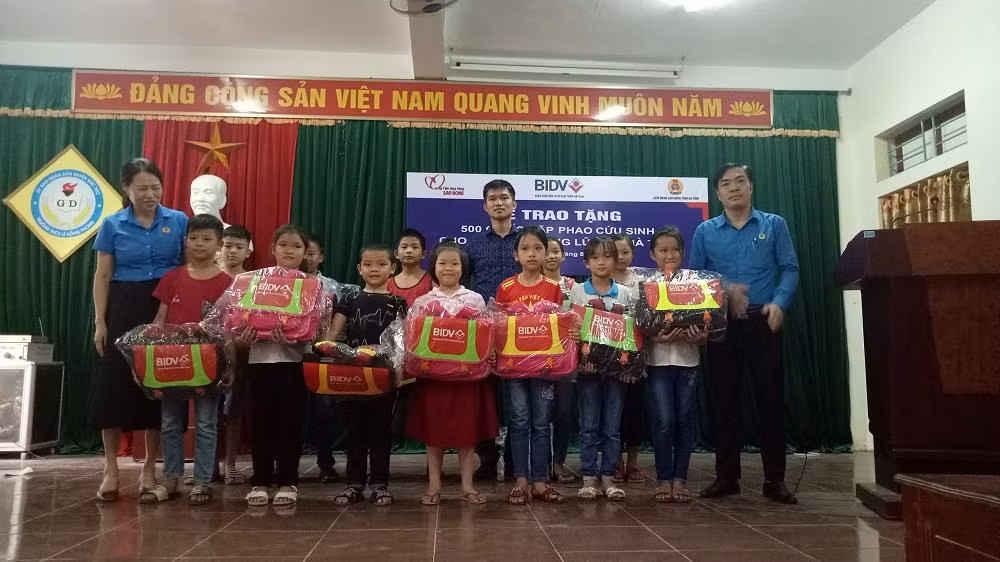 Học sinh Trường Trung học cơ sở Lê Hồng Phong, Trường Sơn, Đức Thọ nhận quà trong ngày khai giảng