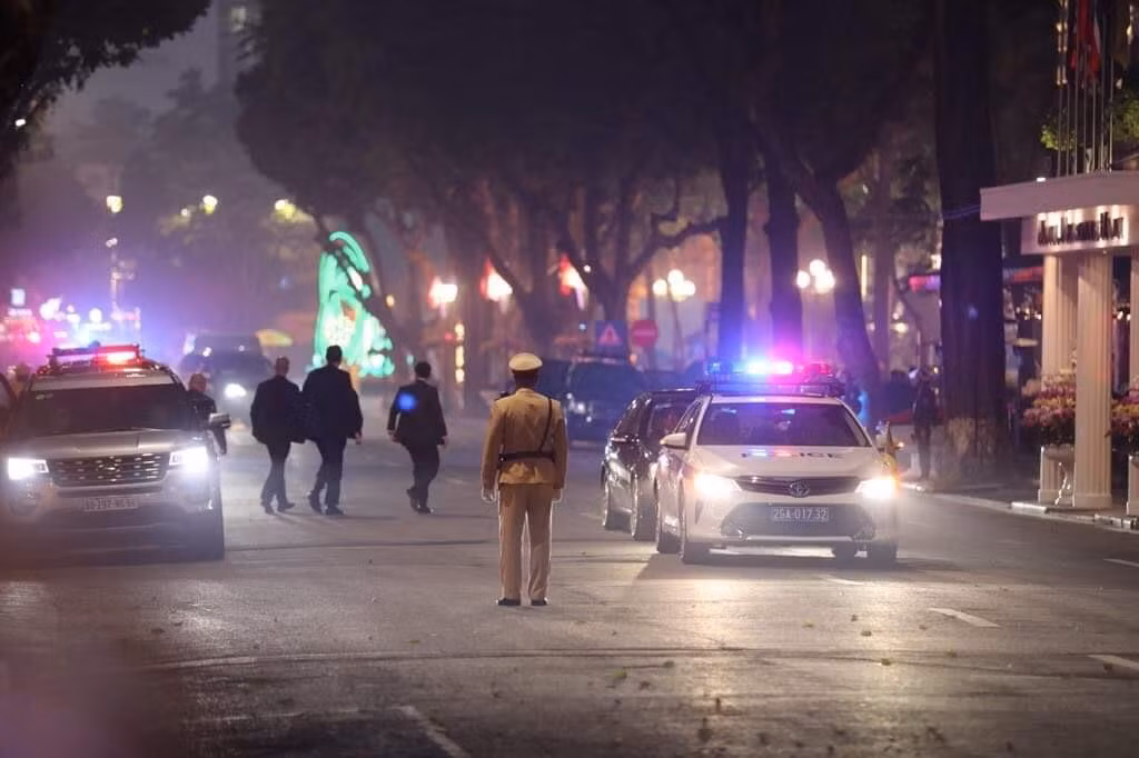 Đoàn xe của Tổng thống Donald Trump đến Khách sạn Sofitel Metropole. Ảnh: VGP/Nhật Bắc Đoàn xe của Tổng thống Donald Trump đến Khách sạn Sofitel Metropole. Ảnh: VGP/Nhật Bắc