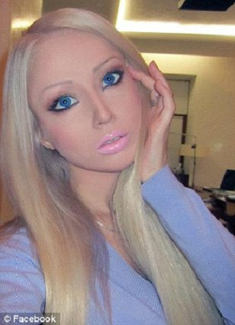 . Đối với những người cùng sở thích, họ ủng hộ Valeria Lukyanova bằng cách thường xuyên theo dõi những hình ảnh hoặc video mới của cô trên blog cá nhân kèm theo những lời khen ngợi, trầm trồ. Xem thêm: Mỹ nữ Trời ban: Lê Tư - Mây thua nước tóc, tuyết nhường màu da.