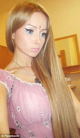 Với thân hình hoàn mỹ , vòng một nảy nở và vòng 2 cực thon gọn, nhiều cư dân mạng hoài nghi cô gái này không phải là người thật. Xem thêm: Mỹ nữ Trời ban: Lê Tư - Mây thua nước tóc, tuyết nhường màu da.