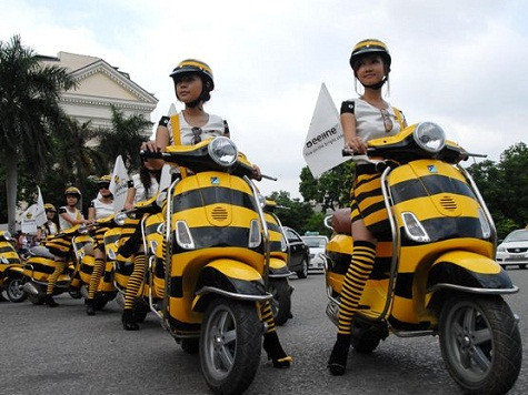 Beeline nổi tiếng với những chương trình khuyến mãi “khủng” để thu hút khách hàng. Gần đây nhất, vào cuối năm ngoái, nhà mạng này cho ra mắt gói cước “Tỷ phú”, tặng 1 tỷ đồng gọi nội mạng cho khách hàng. (Ảnh: Internet)