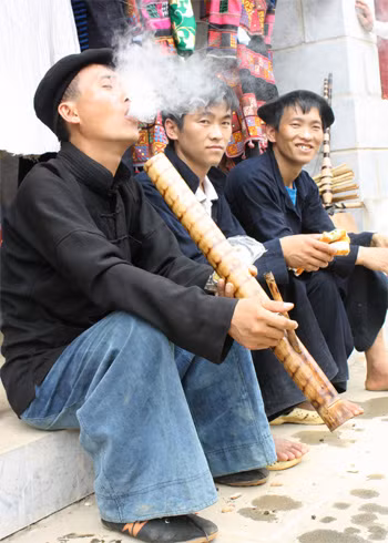 Bên cạnh những ngành nghề thủ công, những món ăn đặc sắc, phiên chợ vùng cao còn mang đượm màu sắc sinh hoạt văn hóa độc đáo của các dân tộc. Trong khi những người phụ nữ bán hàng thì người đàn ông say sưa bên men rượu, hơi thuốc.
