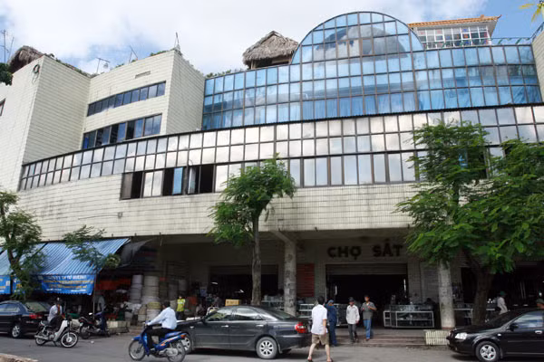 Chiếc xe sẽ đưa Hùng “cốm” ra biển và tại đây, cũng đã có một chiếc xuồng nằm chờ để đưa hắn vượt biên sang Hồng Kông. Thế nhưng, kế hoạch đó đã không thành bởi trái lựu đạn Dung “Hà” đưa vào đã không phát nổ. Hùng “cốm” bị bắt trở lại. . Thời kỳ từ năm 1993 đến 1995 là thời kỳ được coi là hoàng kim của Dung “Hà”. Do lợi nhuận thu được từ việc đánh bạc quá lớn nên song song với việc hùn hạp vốn đóng tẩy vào các công ty cờ bạc ở nhiều nơi, Dung “Hà” còn tổ chức thêm một sòng bạc nữa ngay tại ngôi nhà ở trong ngõ 23 Trạng Trình mà gia đình đang ở. Tuy không cứu nổi người tình nhưng sự kiện đó đã làm tên tuổi Dung “Hà” một lần nữa được “đánh bóng”, nổi như cồn trong giới “xã hội đen”. Sau này, khi biết đích thị Dung “Hà” thuộc giới “xăng pha nhớt” (pê-đê), thì nhiều tay anh chị Hải Phòng đã khẳng định, việc “yêu” và giải cứu “người tình” chỉ là một chiêu lấy số má của Dung “Hà” chứ thực ra thị chẳng quyến luyến gì Hùng “cốm” cả. Chiếc xe sẽ đưa Hùng “cốm” ra biển và tại đây, cũng đã có một chiếc xuồng nằm chờ để đưa hắn vượt biên sang Hồng Kông. Thế nhưng, kế hoạch đó đã không thành bởi trái lựu đạn Dung “Hà” đưa vào đã không phát nổ. Hùng “cốm” bị bắt trở lại. . Thời kỳ từ năm 1993 đến 1995 là thời kỳ được coi là hoàng kim của Dung “Hà”. Do lợi nhuận thu được từ việc đánh bạc quá lớn nên song song với việc hùn hạp vốn đóng tẩy vào các công ty cờ bạc ở nhiều nơi, Dung “Hà” còn tổ chức thêm một sòng bạc nữa ngay tại ngôi nhà ở trong ngõ 23 Trạng Trình mà gia đình đang ở. Tuy không cứu nổi người tình nhưng sự kiện đó đã làm tên tuổi Dung “Hà” một lần nữa được “đánh bóng”, nổi như cồn trong giới “xã hội đen”. Sau này, khi biết đích thị Dung “Hà” thuộc giới “xăng pha nhớt” (pê-đê), thì nhiều tay anh chị Hải Phòng đã khẳng định, việc “yêu” và giải cứu “người tình” chỉ là một chiêu lấy số má của Dung “Hà” chứ thực ra thị chẳng quyến luyến gì Hùng “cốm” cả.